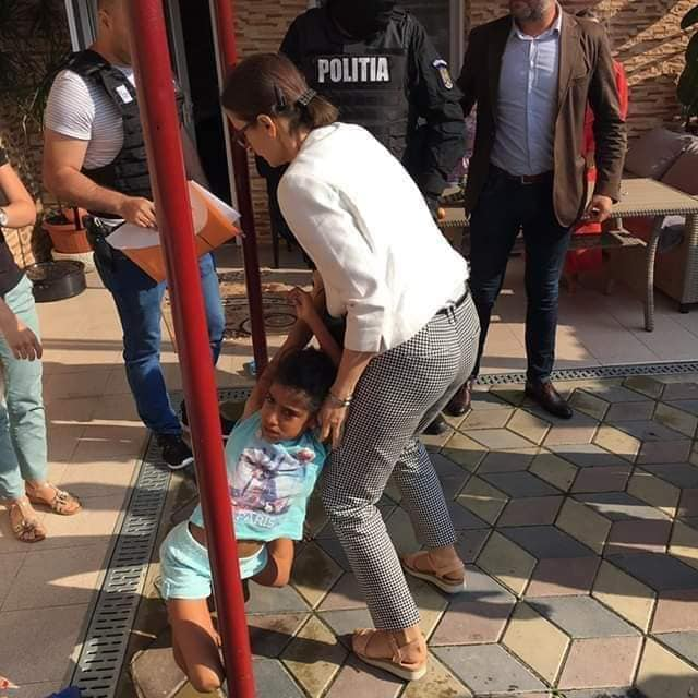 Cine e de fapt Sorina, fetița de 8 ani luată cu mascații de la familia ei. De ce au refuzat 122 de familii să o adopte