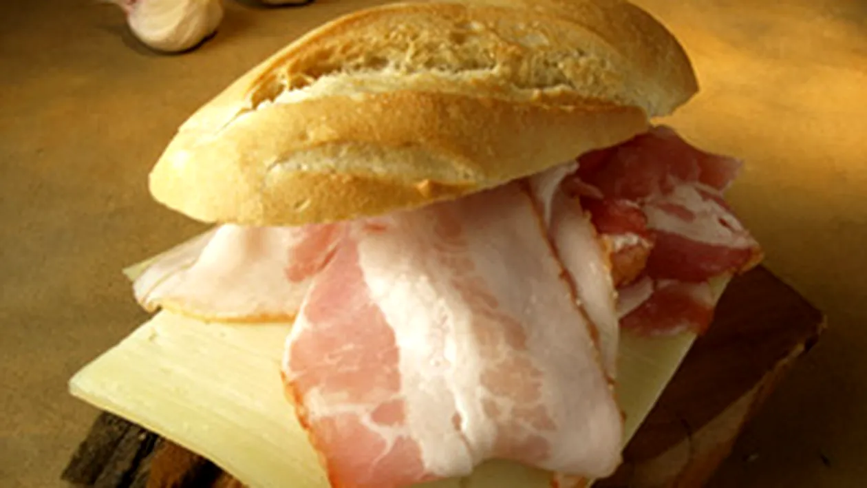 Un sandwich cu bacon pe zi creste cu 50% riscul aparitiei bolilor cardiace