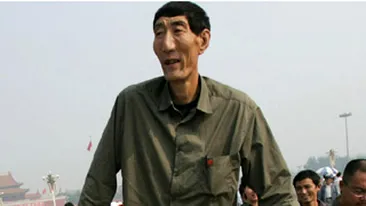 Cel mai inalt om din lume isi cauta iubita in Romania