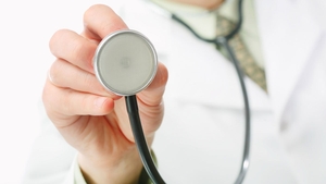 Ce înseamnă când visezi că eşti bolnav. Ce spune asta despre relaţia cu persoanele iubite, care e legătura cu afacerile