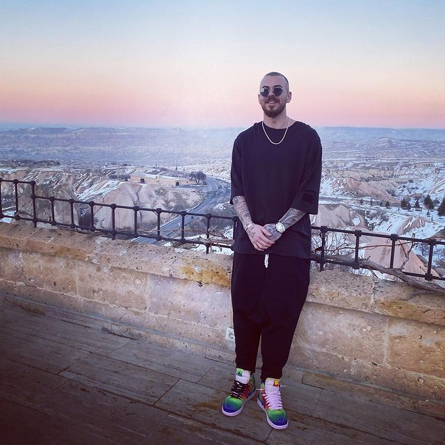 Denis Alibec, dat în primire de o domnișoară / (Sursa: Instagram)