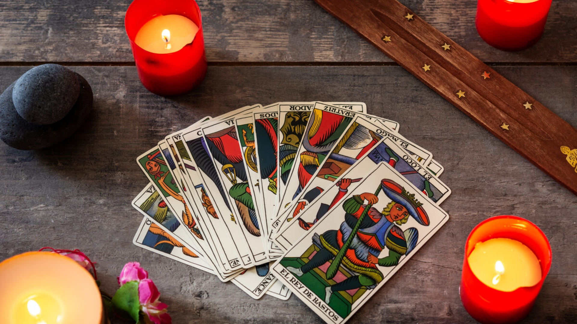 Cartea de Tarot de azi, 5 aprilie 2026. Patru de Bâte îți spune că fundația ta e mai solidă decât crezi