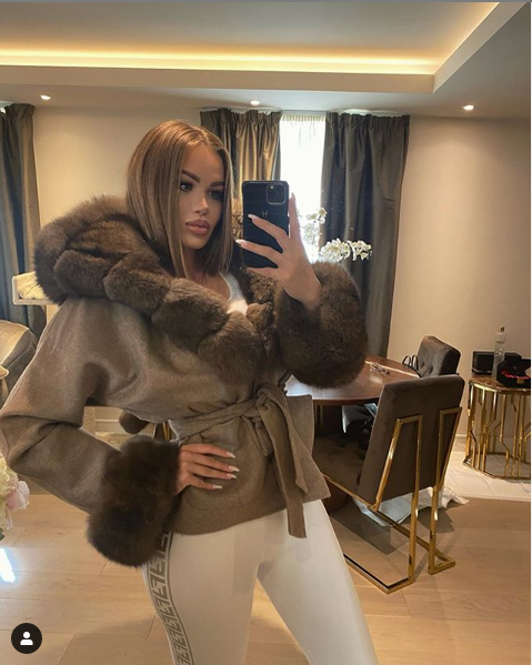 Ce maşină are Daria Radionova, iubita rusoaică a lui Alex Bodi după divorţul de Bianca Drăguşanu. Şi femeile întorc capul după ea: e acoperită toată de pietre preţioase