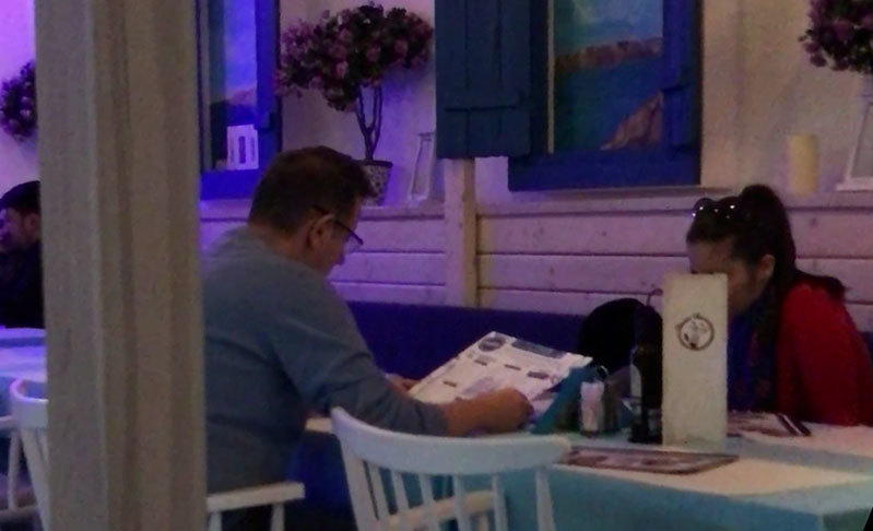 La restaurant, Zotta şi domnişoara au preferat să stea faţă în faţă, nu unul lângă celălalt