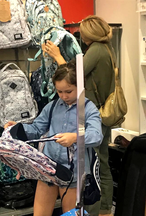 Ramona Ioana Bruynseels, la cumpărături alături de fetițele ei. Cum s-a îmbrăcat la shopping candidata la alegerile prezidențiale