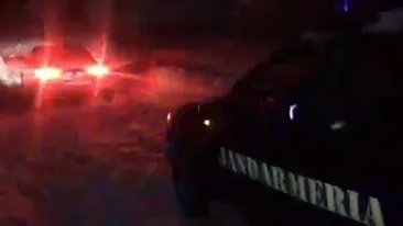 VIDEO. Operațiune de salvare de 10 ore în Bucegi. Două familii cu copii au rămas blocate pe drumul spre Peștera, fiind salvate de jandarmii montani