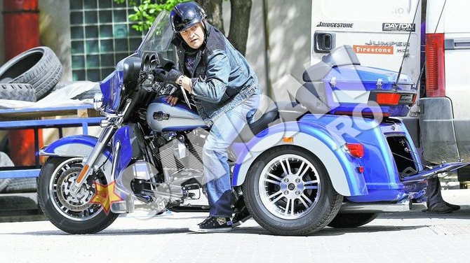Pele traieste pe cai mari! Balint si-a tras Harley albastru-perlat de 30.000$