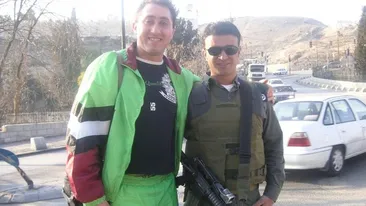 Confundat cu un terorist, un cantaret de muzica populara de la noi a fost dezbracat de politisti si lasat doar in chiloti