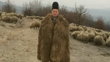 Sus in deal, e-o casa si acolo-i mandra lui! Uite ce farmece aparte are sotia lui Ghita Ciobanu'! Asa l-a cucerit din prima clipa!