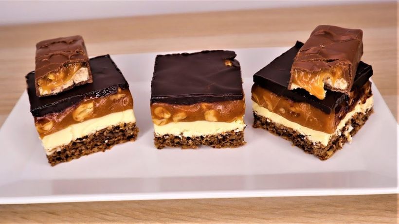 Rețetă de prăjitură Snickers. E incredibil de dulce și seamănă foarte mult cu ciocolata care îi dă numele