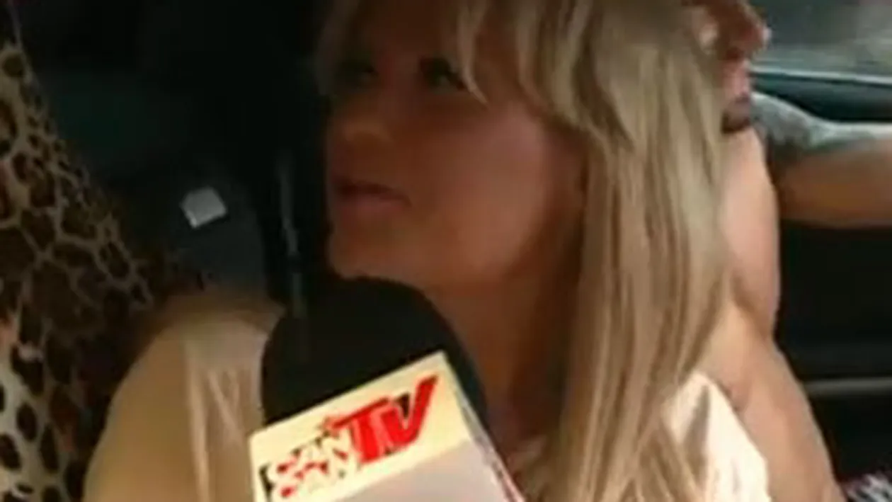 VIDEO Simona Sensual are sofer! Un stripper care conduce gol-pusca