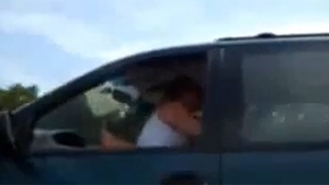 Nu s-au oprit nici când au văzut că sunt filmati! Ce făcea acest sofer cu o tânără, in timp ce conducea?