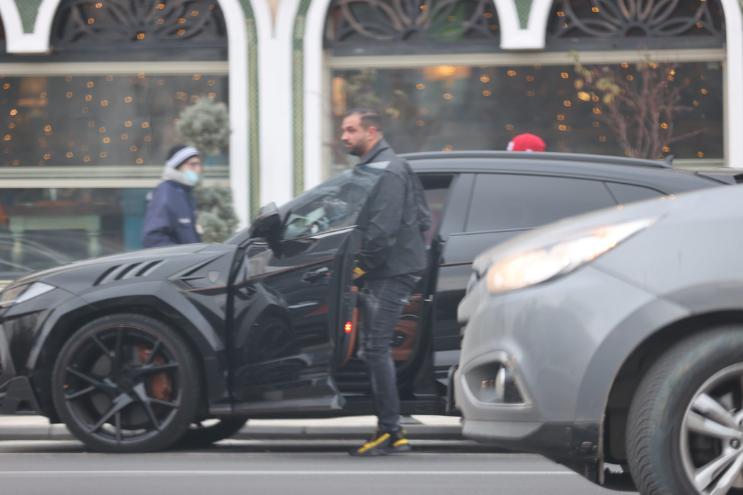 Alex Bodi se retrage, după ce a fost la Mandaloun, cu un prieten (Foto: CANCAN.RO)