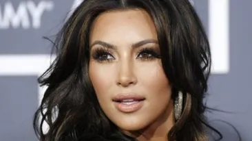 Kim Kardashian, de rasul internetului! S-a impiedicat si era sa cada in fata camerelor de filmat VIDEO