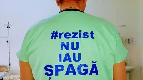 Un medic din Craiova şi-a scris pe uniforma din sala de operaţie că nu ia şpagă