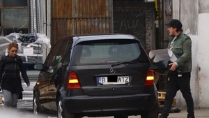 De organele de ordine a scapat, dar paparazzii l-au prins in fapt! What's Up, filmat cand fumeaza pe ascuns o tigara... suspecta!