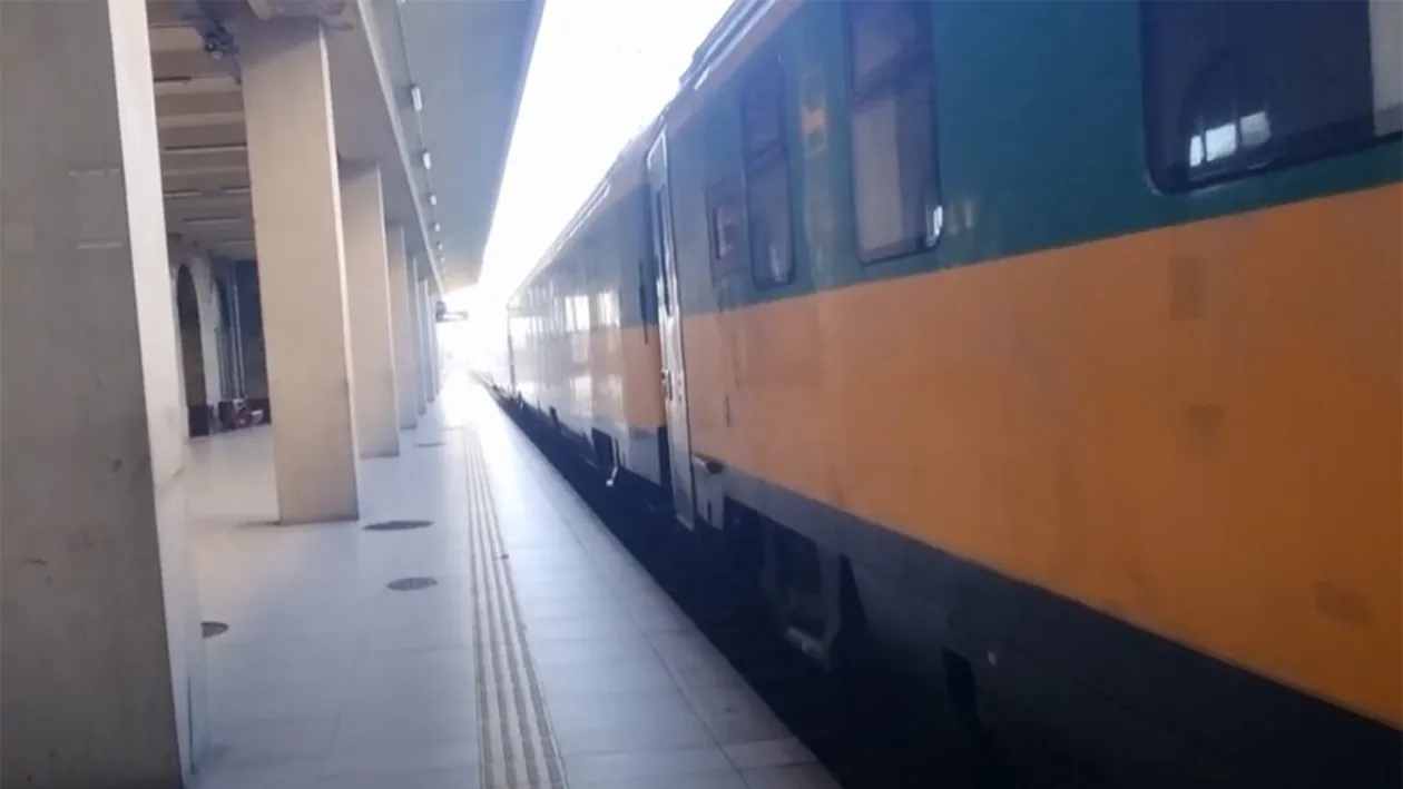 Singurul tren din România care are aer condiționat și toaletă proprie. Cât costă un bilet
