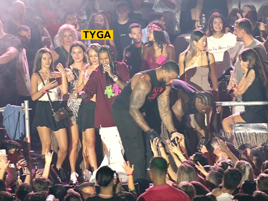 Unul dintre bodyguarzii lui Tyga dă un ”brannd” de ajutor unei domnișoare dornică să-l atingă pe Tyga (Foto: CANCAN.RO)