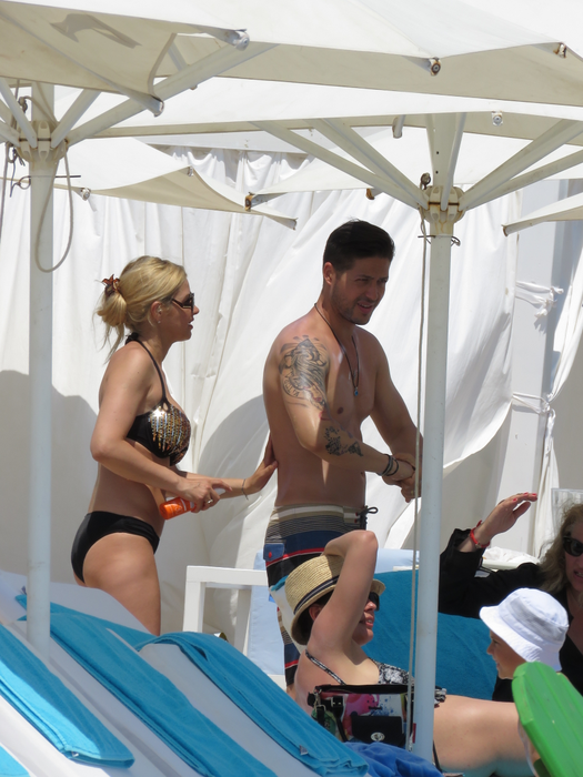 Soţia lui JORGE are forme de invidiat! Asta da apariţie în costum de baie
