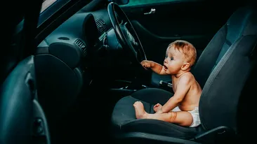 Incredibil! Un bebeluș a fost pus la volan de către tatăl său chiar pe unul dintre cele mai periculoase drumuri de la noi din țară. Vezi imaginile care au îngrozit întreaga lume - VIDEO