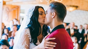 La fix un an de la nunta cu ”Prinţesa pietrişului”, musculosul trăieşte periculos. S-a jucat cu o blondă până l-au luat transpiraţiile!