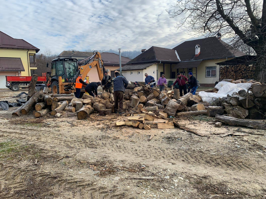El este primarul care munceşte cot la cot cu angajaţii. A tăiat lemne pentru centrala primăriei