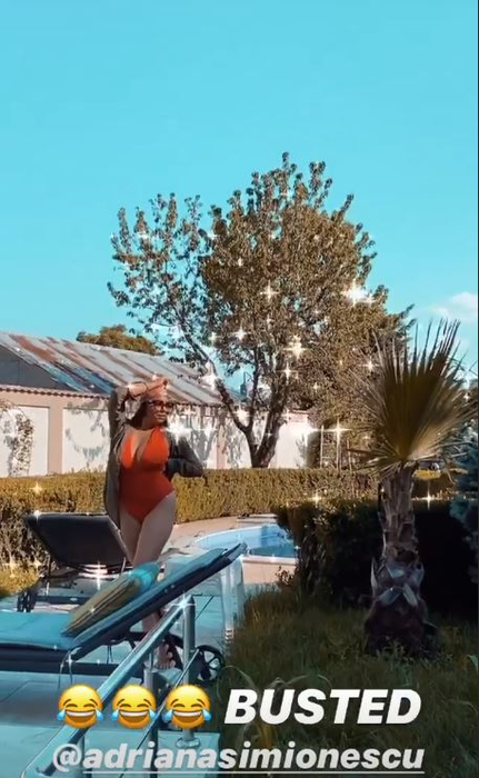 Îmbrăcată sumar, Adriana Simionescu, dans provocator pe marginea piscinei! Soția lui Adrian Minune a purtat un costum de baie sexy și s-a distrat alături de fiicele sale