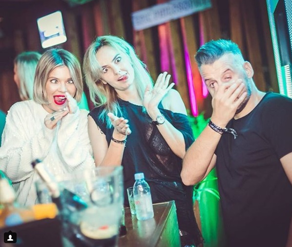 Cu cearcăne și cu un look răvășit, Roxana Ionescu și-a făcut apariția singură la Untold. Motivul neașteptat pentru care iubitul nu a însoțit-o