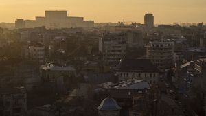 Românii au umor și în situații grave! Mesajul transmis de un bărbat pentru vecinii care și-au lăsat gunoiul în casa scării: “Sunteți niște persoane «civilizate»”