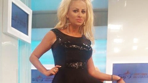 SÂNZIANA BURUIANĂ a muncit cu spor la ţară! A îmbrăcat o salopetă minusculă şi a început să...