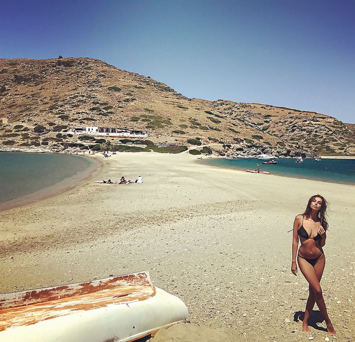 MĂDĂLINA GHENEA arată impecabil la trei luni după ce a născut! Cum arată vedeta în costum de baie