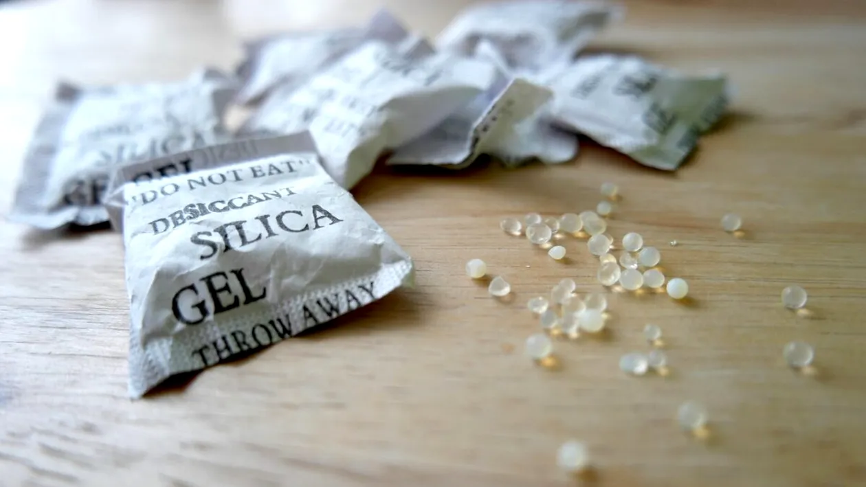 Plicurile cu silica gel pot fi extrem de folositoare. De ce nu trebuie să le arunci