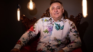 Vali Vijelie, amendat de polițiștii care i-au întrerupt încă un concert pe litoral, după ce nu s-a ținut cont de distanțarea socială. Câți bani trebuie să plătească