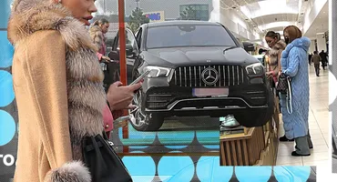 Nici Alex Bodi nu o răsfăța așa. Bianca Drăgușanu a descălecat la mall dintr-un Mercedes GLE nou-nouț, cu șofer personal + Și-a comandat cercei și colier cu diamante