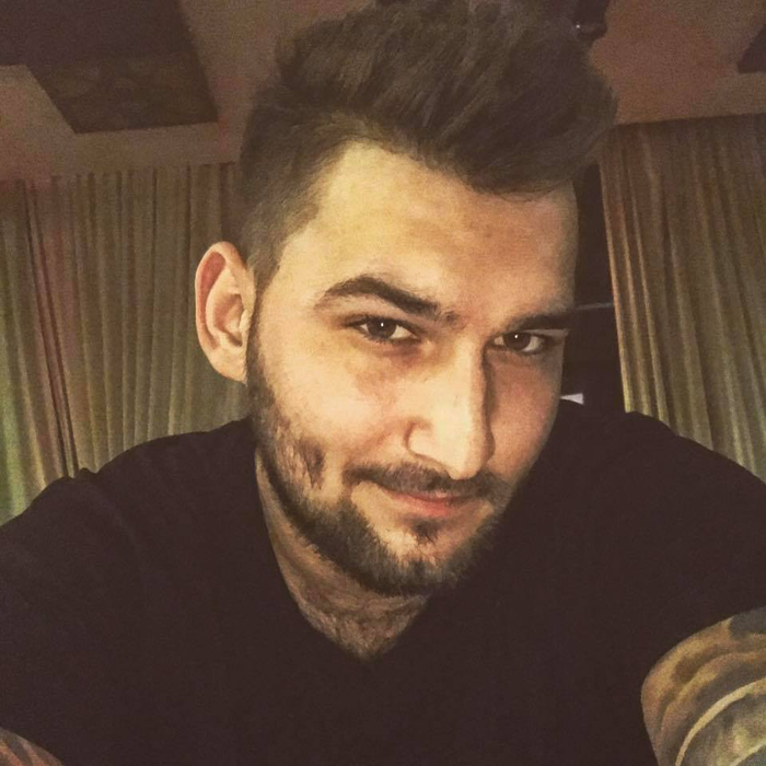 S-a logodit! Un băiat de oraş şi-a cerut iubita de soţie