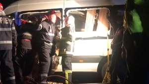 Buzău: Un șofer a murit după ce a intrat cu mașina într-un stâlp de pe marginea drumului