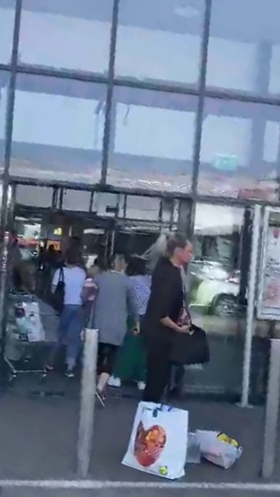 Vedeta așteaptă un taxi
