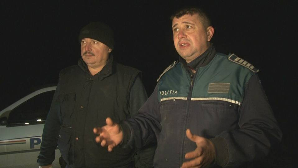 Trei poliţişti au suferit vătămări corporale, după ce au scos din flăcări un bărbat şi copiii acestuia