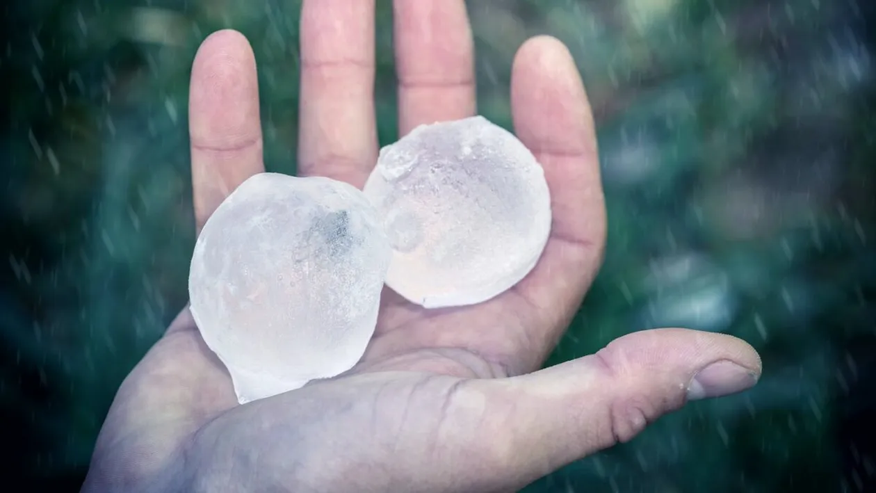 Grindină cât pumnul, după o furtună violentă! Zeci de mii de case, în beznă