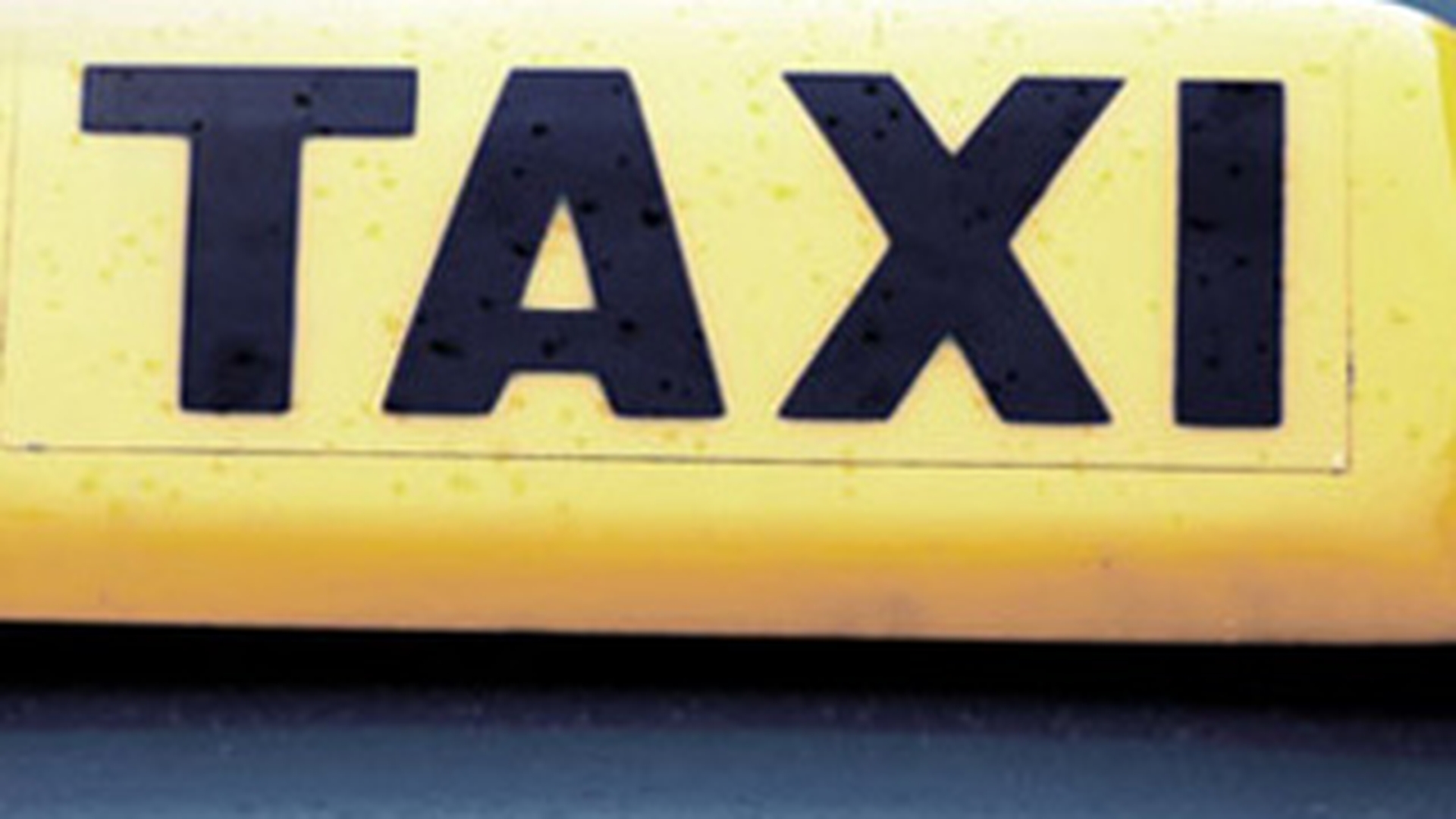 Taximetrist din Alba Iulia, batut si talharit de trei tineri