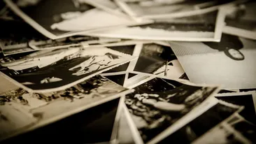 O bătrănică s-a uitat zilnic la fotografia soțului decedat. Incredibil ce a descoperit, după 7 ani pe spatele ei