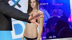 Bodyguarzii din NUBA au coborât-o de pe masă pe fosta premiantă de la ”Next Top Model”!