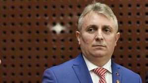 Ministrul Lucian Bode a fost infectat cu COVID-19. Testul a ieșit pozitiv. Care este starea de sănătate a acestuia