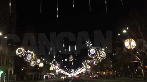 Vi le arătăm cu 24 de ore înainte de a fi aprinse OFICIAL! Imagini în premieră cu luminiţele de Crăciun din centrul Capitalei