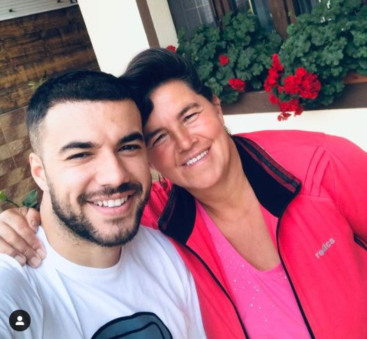 Mama lui Culiță Sterp a umilit-o pe Simona Hapciuc: “Ești desfigurată, arăți de 100 de ani”. Actrița a publicat mesajele în care îi sunt adresate cuvinte ca la ușa cortului