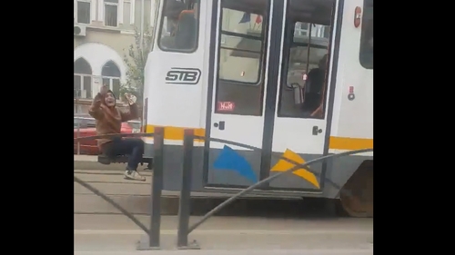 Imagini de infarct în București! Un bărbat, în pericol, după ce s-a urcat pe cârligul din spatele unui tramvai