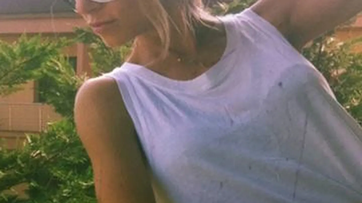 E o blondă sexy, dar cu ochelari si şapcă s-a transformat in băietel! Fanii au reactionat: Esti naspetă