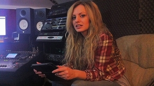Alexandra Stan sta peste program! A prins-o seara in studioul de inregistrari!