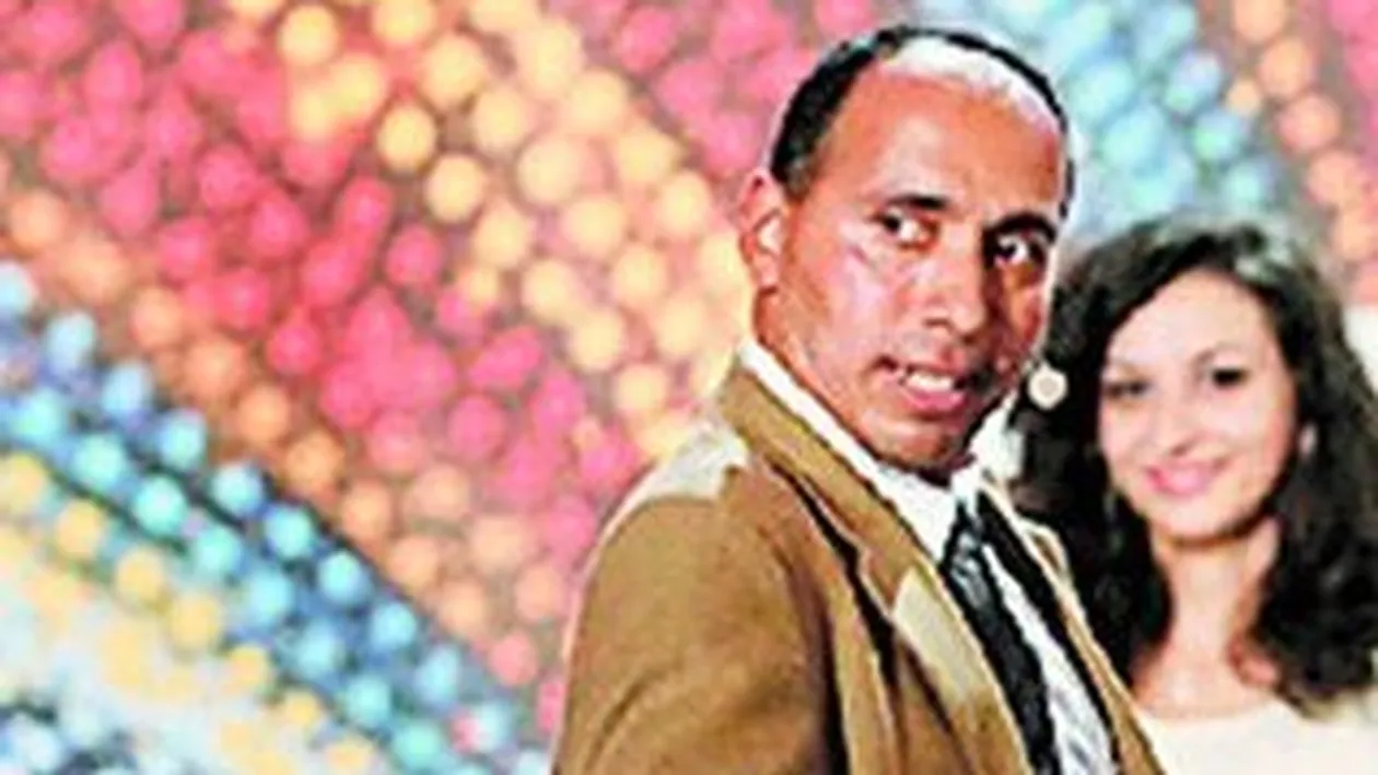 Simpaticul trubadur de la Romanii au talent locuieste la Oituz, cu Gena si Mihaela. Gigel Frone nu sufla in fata surorilor