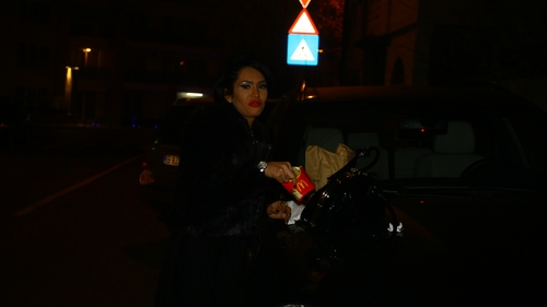 Un celebru Fast-Food va pleca din Romania dupa ce Margherita aproape a facut dragoste cu un HAMURGER pe capota masinii!